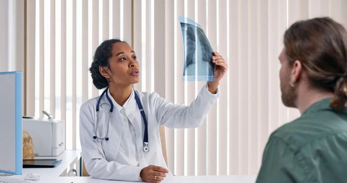 Médica mostrando radiografia a paciente em consultório
